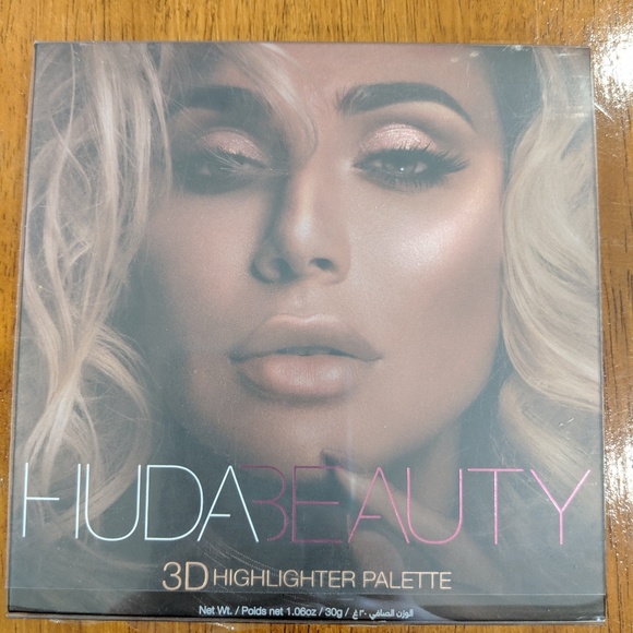 HUDA BEAUTY Other - HUDA BEAUTY Pink Sands 3D Highlighter Palette